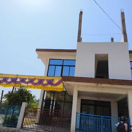 Oyo 81347 Amantran Hotel And Restaurant Kanpur Bagian luar foto