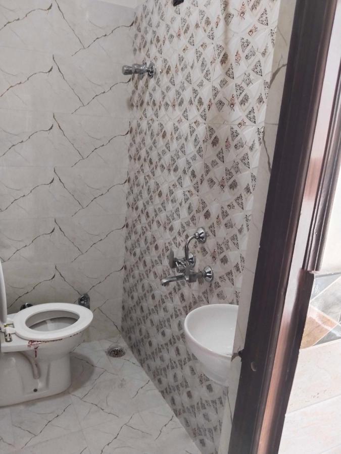 Oyo 81347 Amantran Hotel And Restaurant Kanpur Bagian luar foto