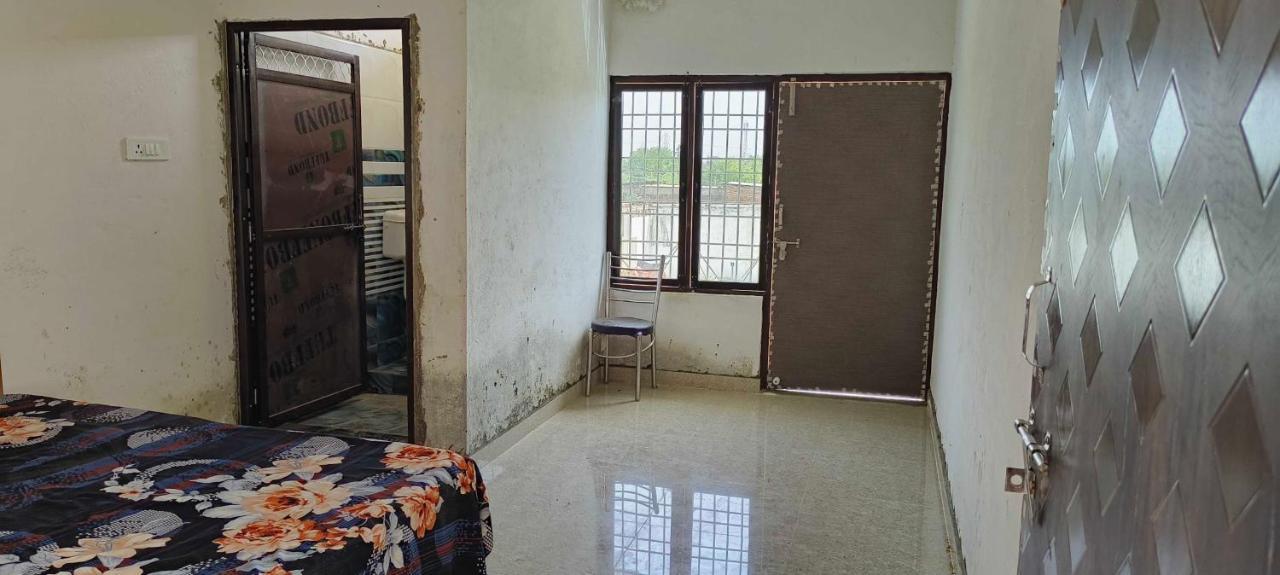 Oyo 81347 Amantran Hotel And Restaurant Kanpur Bagian luar foto